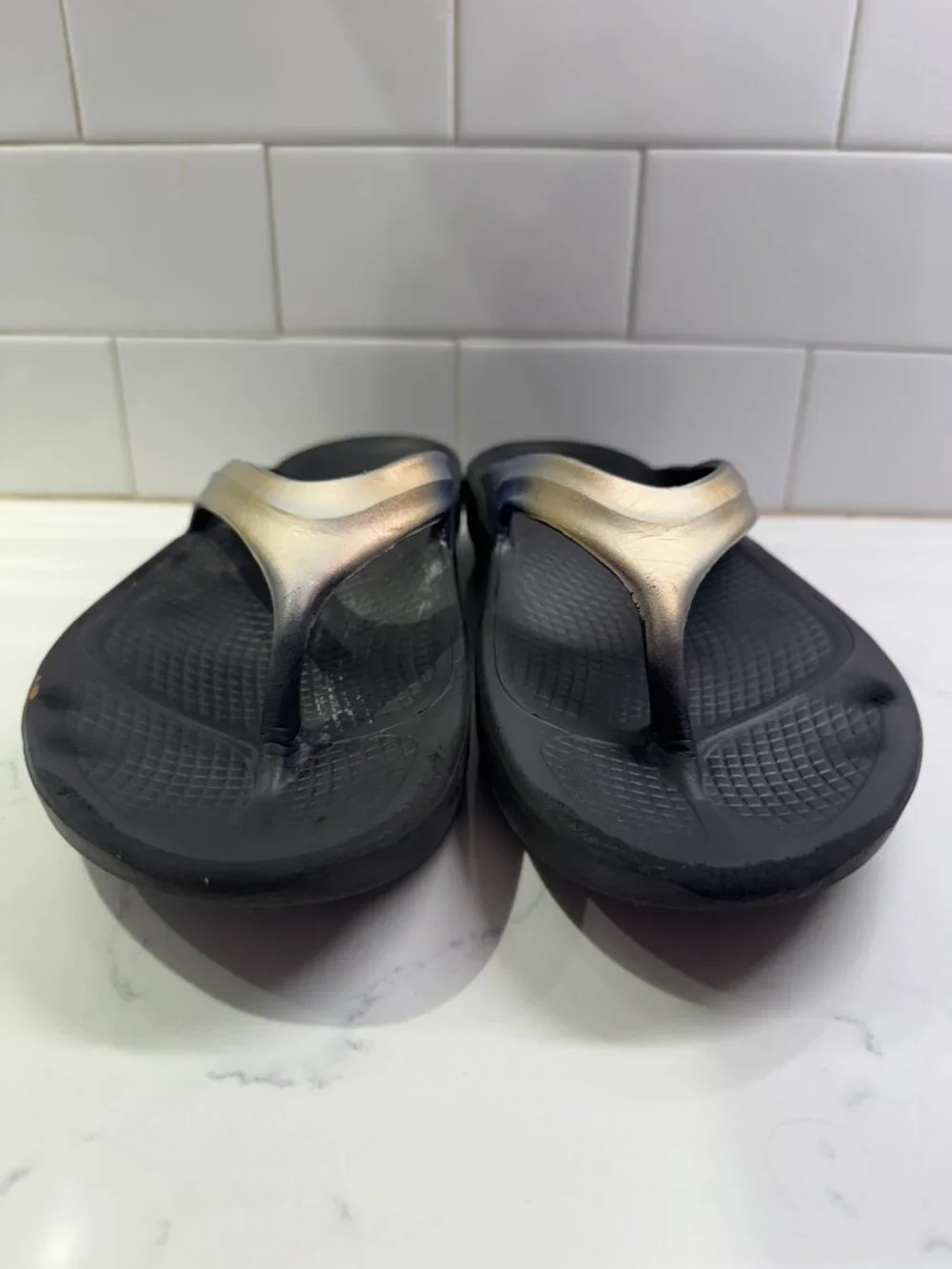 Oofos Recovery Thong Sandals Flip Flops Womens 9 EU39 Black Iridescent Strap